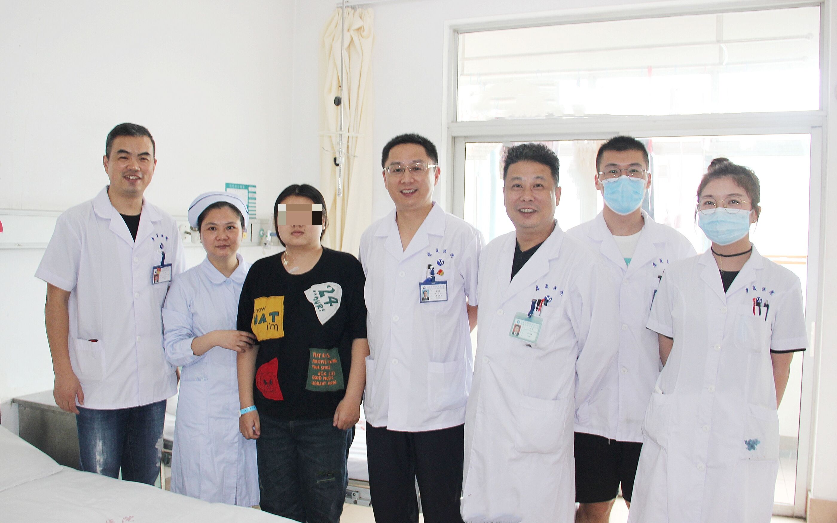 花季少女發現巨大腫瘤，副院長唐偉東領銜普外科團隊妙手摘除